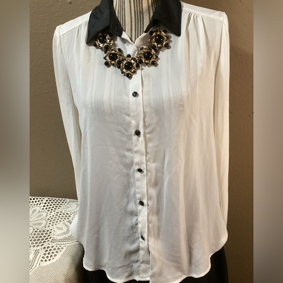 FOREVER 21 WHITE BLOUSE WITH A LEATHER  COLLAR. - Picture 5 of 14
